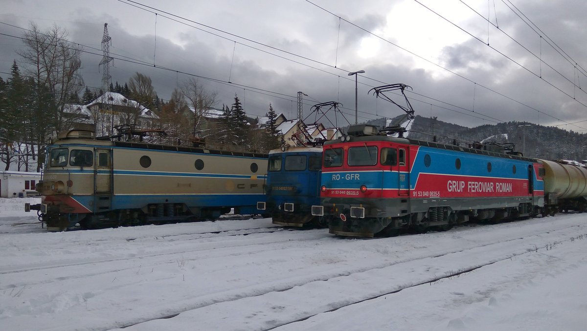 E-Lokparade in Bahnhof Predeal. Die 91-53-0-400635-5 der GFR (Grup Feroviar Roman), 91-53-0-400281-0 der Servtrans und 91-53-0-400726-2 der CFR Marfa warten mit Güterzügen am 30.11.2017.