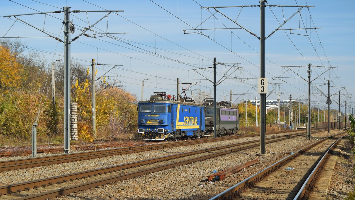 E-Loks 91-53-0-400050-7 der Servtrans und 91-53-0-401019-1 der Tim Rail Cargo abgestellt am 04.11.2018 im Bahnhof Bucuresti Baneasa.