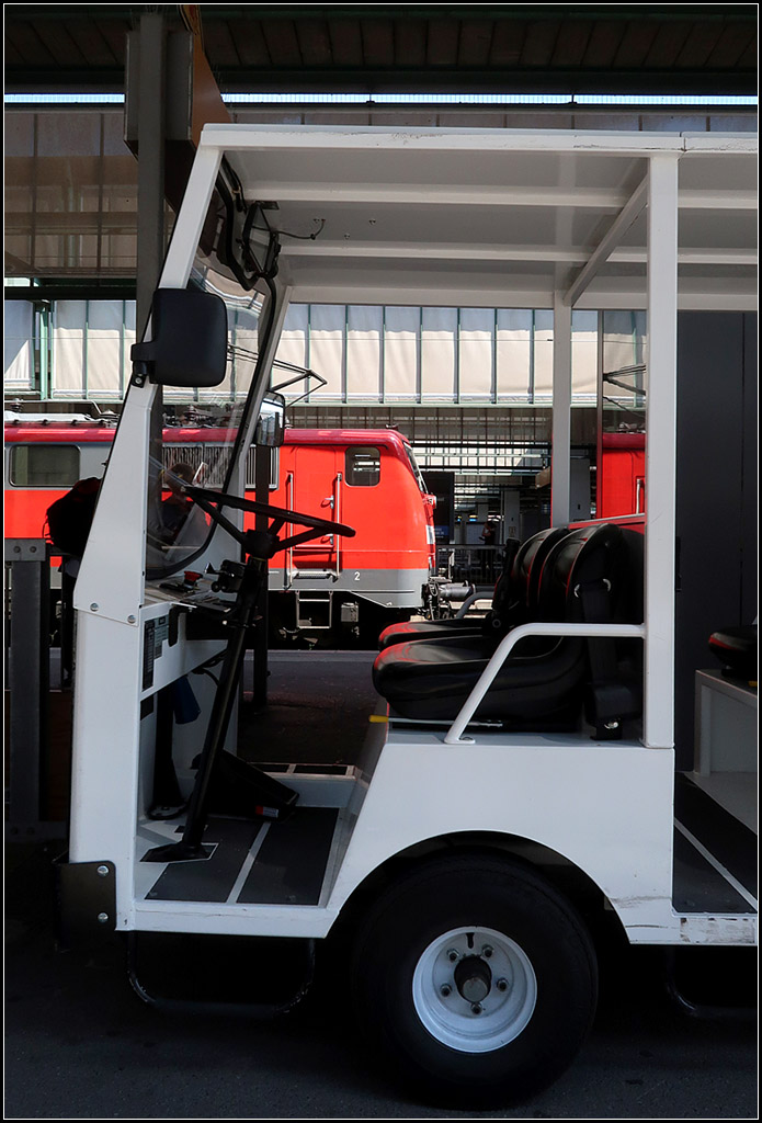 E-Mobilität au Schiene und Bahnsteig -

Stuttgart Hauptbahnhof. Das Fahrzeug im Vordergrund dient der Fahrgastbeförderung, da die Wege in Stuttgart zur Zeit sehr weit sein können.

29.06.2018 (M)