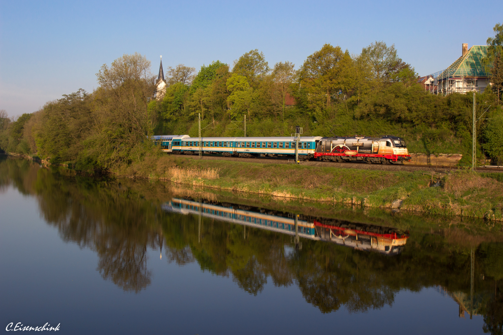 E01 in Volkmannsdorf.
VBG 183 001 spiegelt sich mit dem ALX84102 am 25.04.14 in der Amper.
