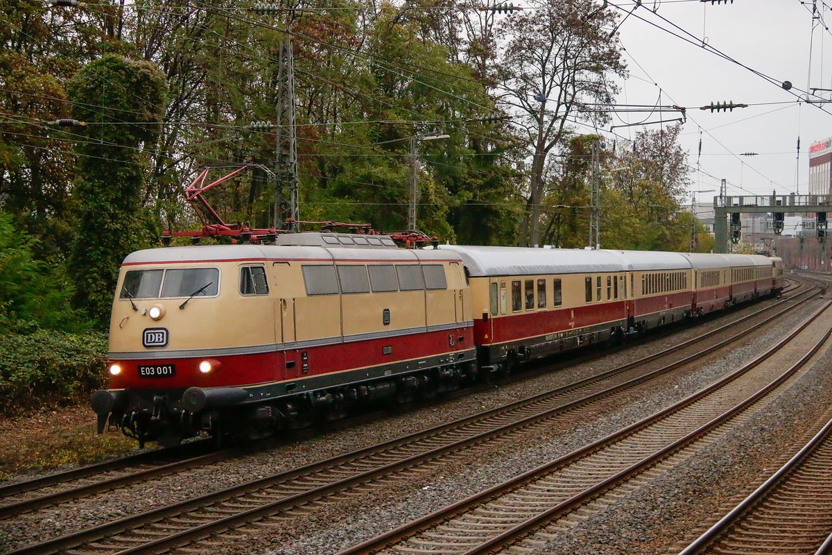E03 001 und 103 113-7 mit TEE Rheingold in Wuppertal, am 26.10.2018.