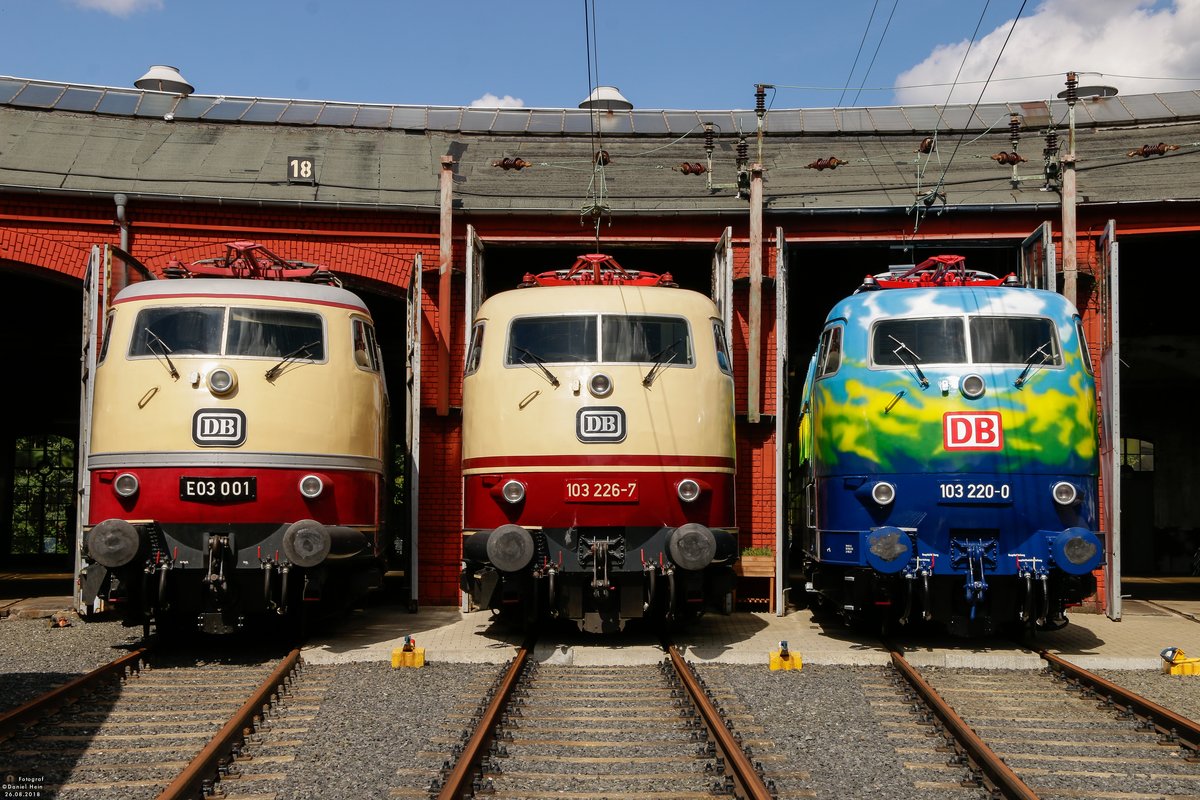 E03 001, 103 226-7 und 103 220-0  Touristik  beim Lokschuppenfest in Bw Siegen, am 26.08.2018.