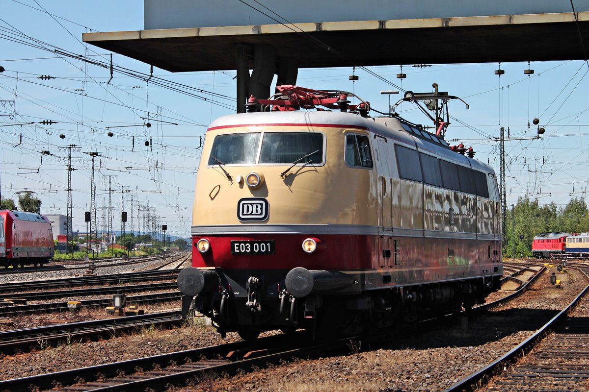 E03 001 am 14.06.2015 auf der Fahrzeugparade des DB Museums in Koblenz Lützel.