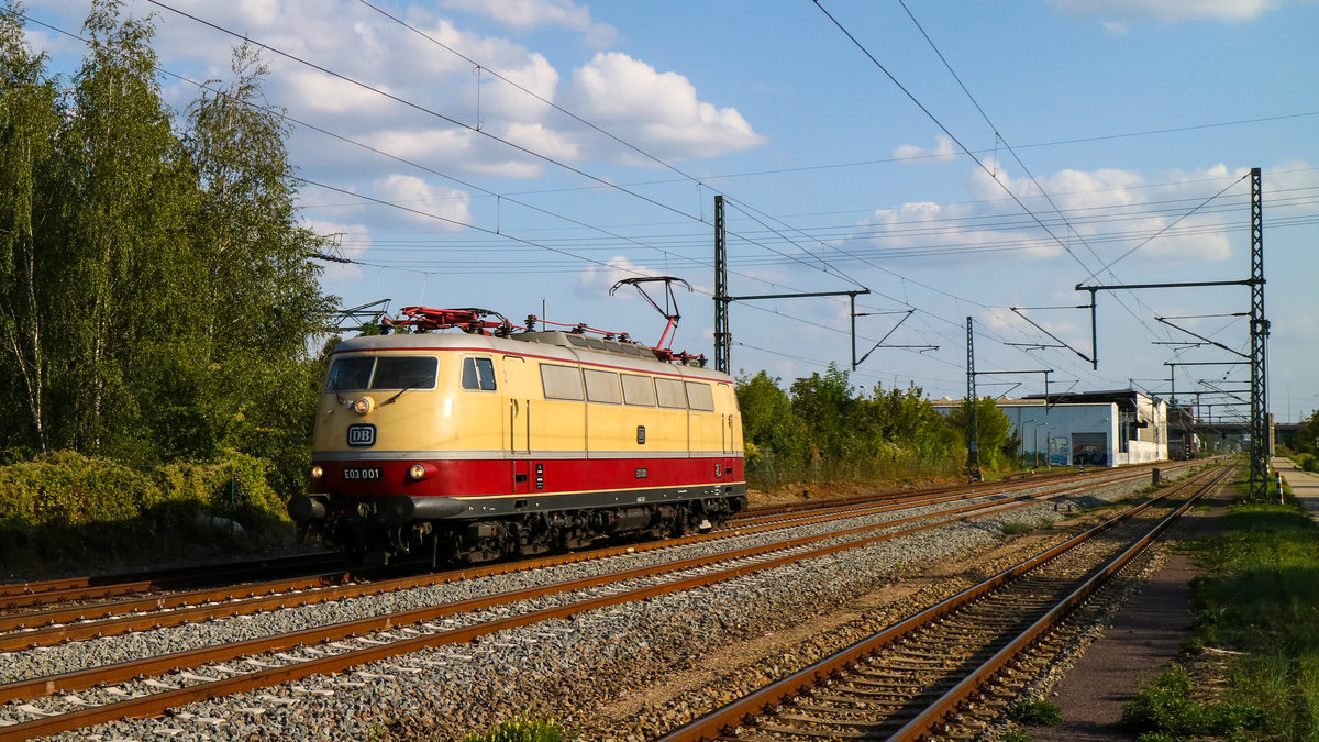 E03 001 auf dem Weg nach LD X hier bei der Vorbeifahrt am 21.08.2019 in Richtung Dessau Hbf.