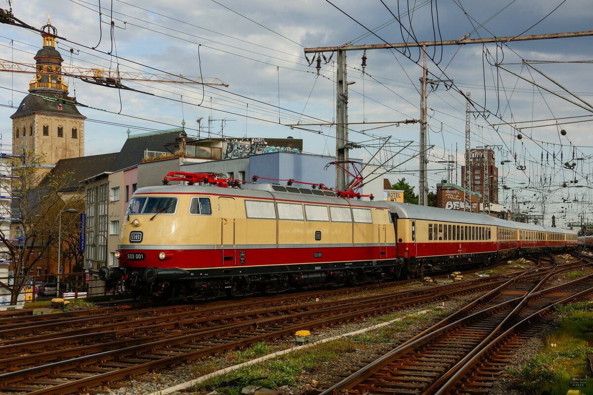 E03 001 DB mit AKE-Rheingold bei der Einfahrt in Köln Hbf, am 22.04.2023.