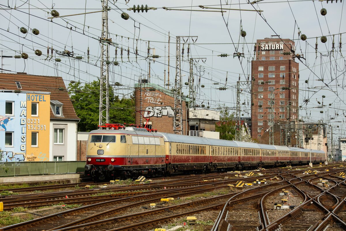E03 001 DB mit AKE-Rheingold bei der Einfahrt in Köln Hbf, am 22.04.2023.