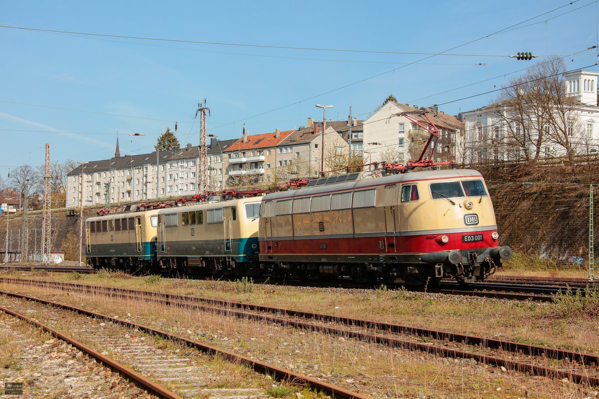 E03 001 DB mit DB 111 001 & DB 140 423-5 in Wuppertal, April 2021.