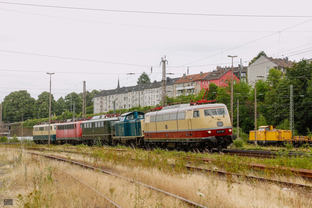 E03 001 DB mit DB 212 372, E40 128 DB,DB 115 114 & DB 111 001 von Altenbeken nach Koblenz Lützel in Wuppertal, Juli 2023.
