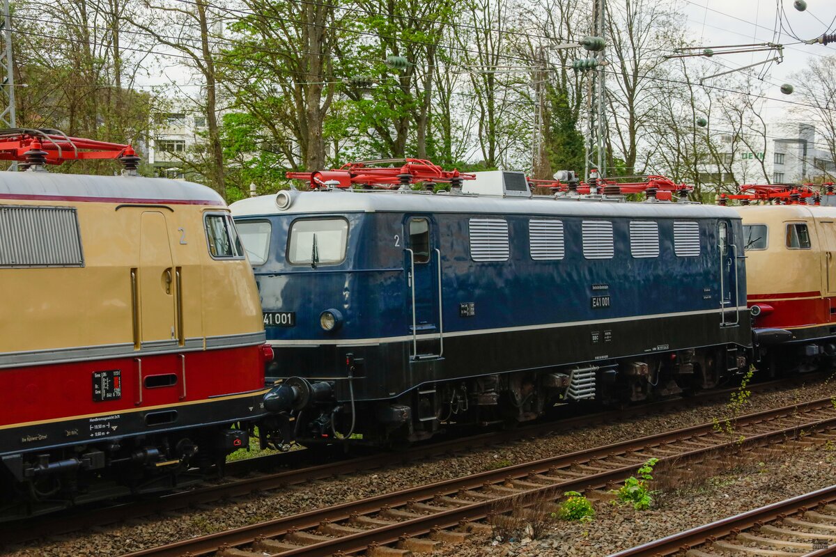 E03 001 DB mit E41 001 & DB 103 245-7 in Wuppertal, April 2024.