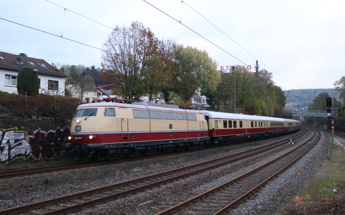 E03 001 mit ihrem TEE auf dem Rückweg aus Berlin im Tal der Wupper am 26.10.18, am Zugschluss befand sich 103 113 aus dem DB-Museum Koblenz.