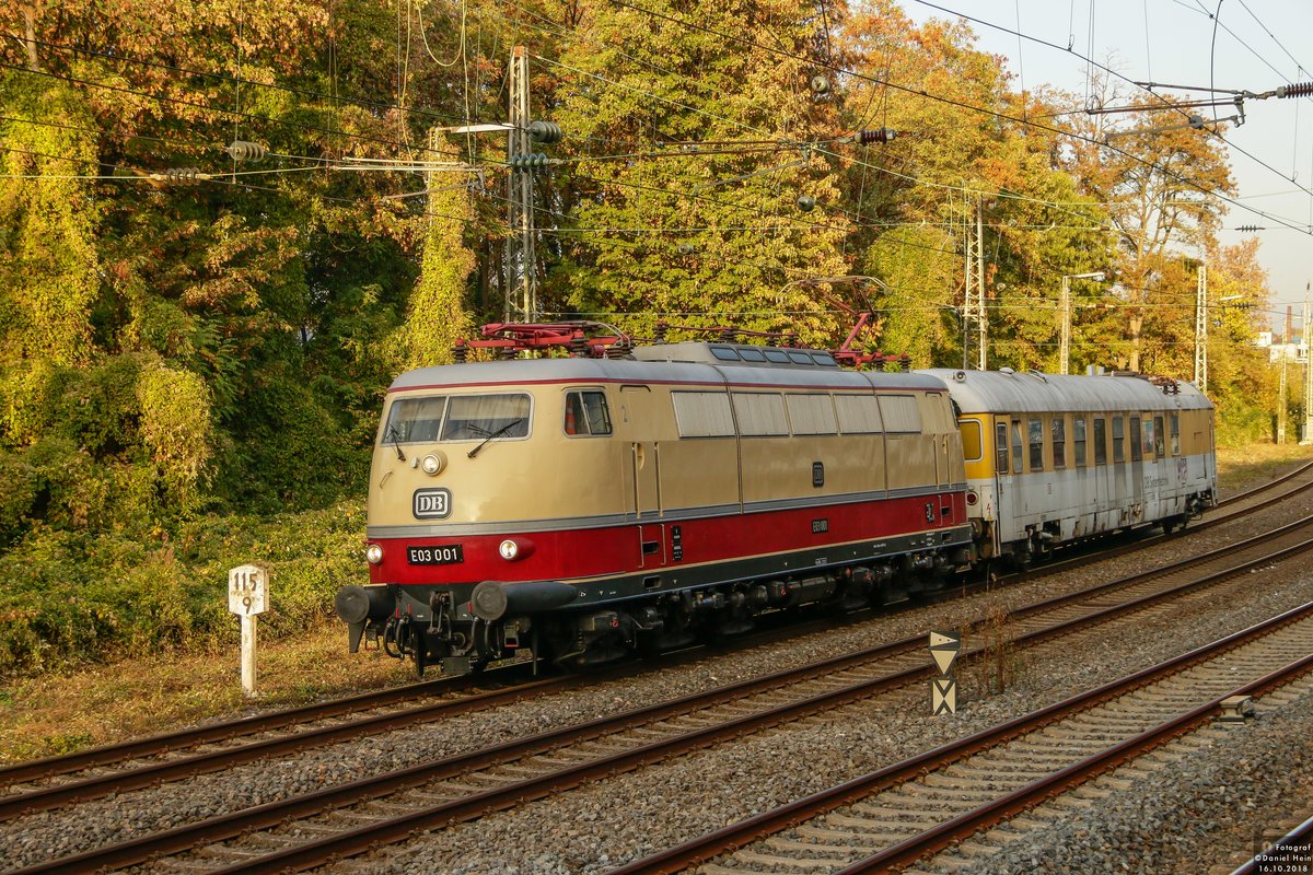 E03 001 mit Messwagen in Wuppertal, am 16.10.2018.