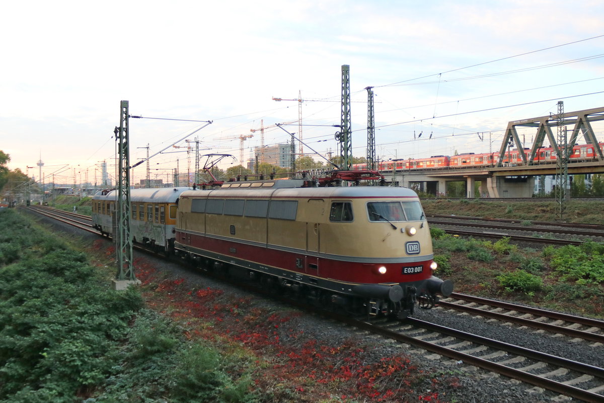 E03 001 wieder auf der Rückfahrt von Minden nach Koblenz in Köln-Messe Deutz im Oktober 2018