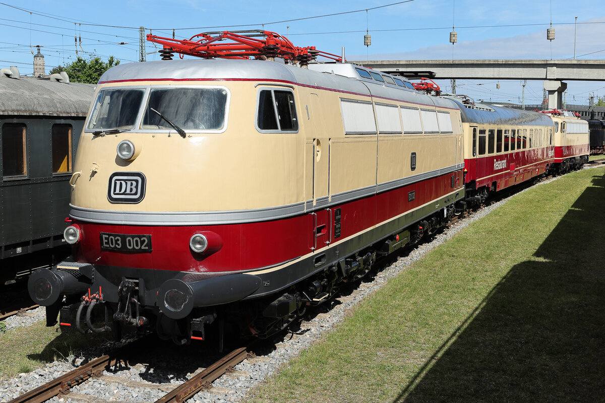 E03 002 recht hübsch in Nördlingen. Im Hintergrund der Turm namens Daniel, 30.5.2025.