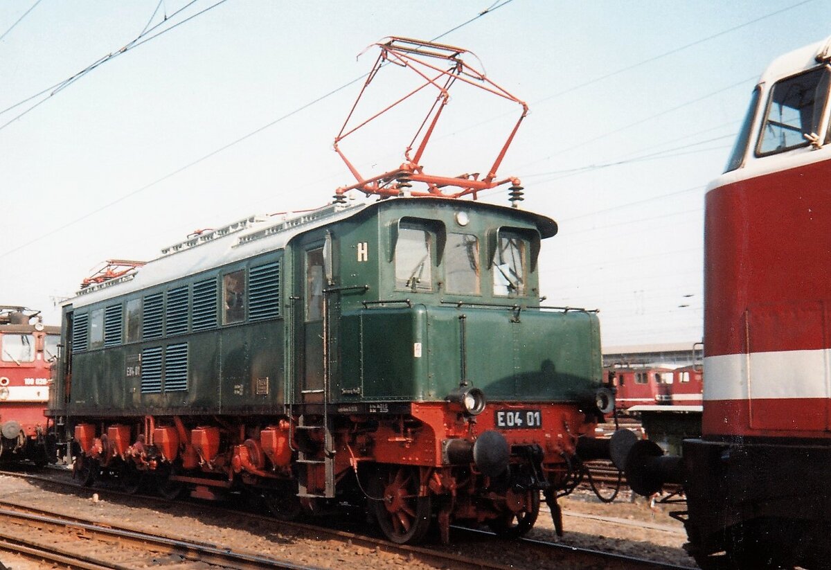 E04 01 während dem Tag der offenen Tür im Bw Leipzig West am 26.5.1994
Scan vom Fotoabzug, Aufnahme mit Praktica MTL5 mit 50mm-Objektiv 
Heute steht sie als nicht betriebsfähiges Fahrzeug auf dem Austellungsgleis 24 in Leipzig Hbf.