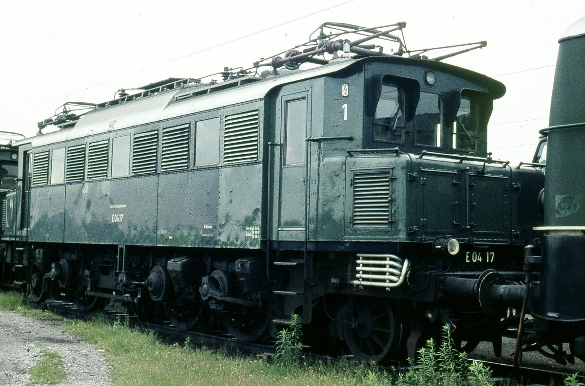 E04 17  in E-Lok-Reihe  im Bw München Hbf