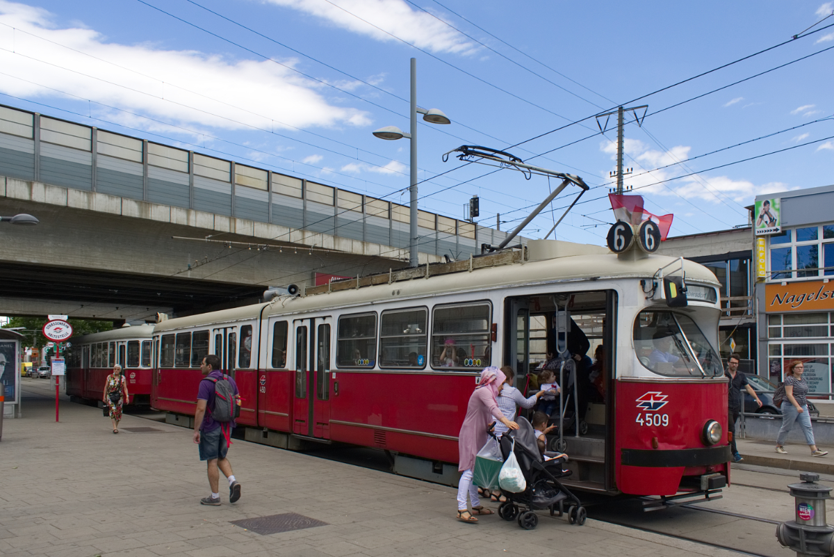 E1 4509 mit c3 1222 auf der Linie 6 in der Haltestelle Simmering S U. Dieses Jahr ist das letzte Betriebsjahr der c3. 30.06.2017