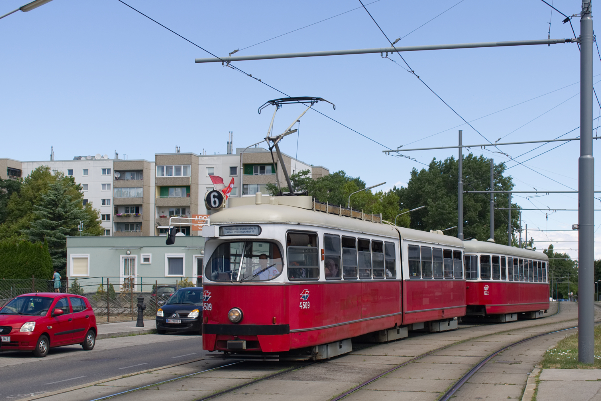 E1 4509 mit c3 1222 auf der Linie 6 in der Pantucekgasse. Dieses Jahr ist das letzte Betriebsjahr der c3. 30.06.2017