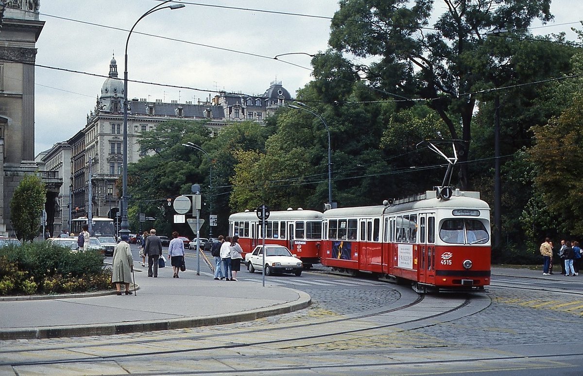 E1 4515 biegt im September 2004 als Linie J am Rathausplatz auf den Ring ein