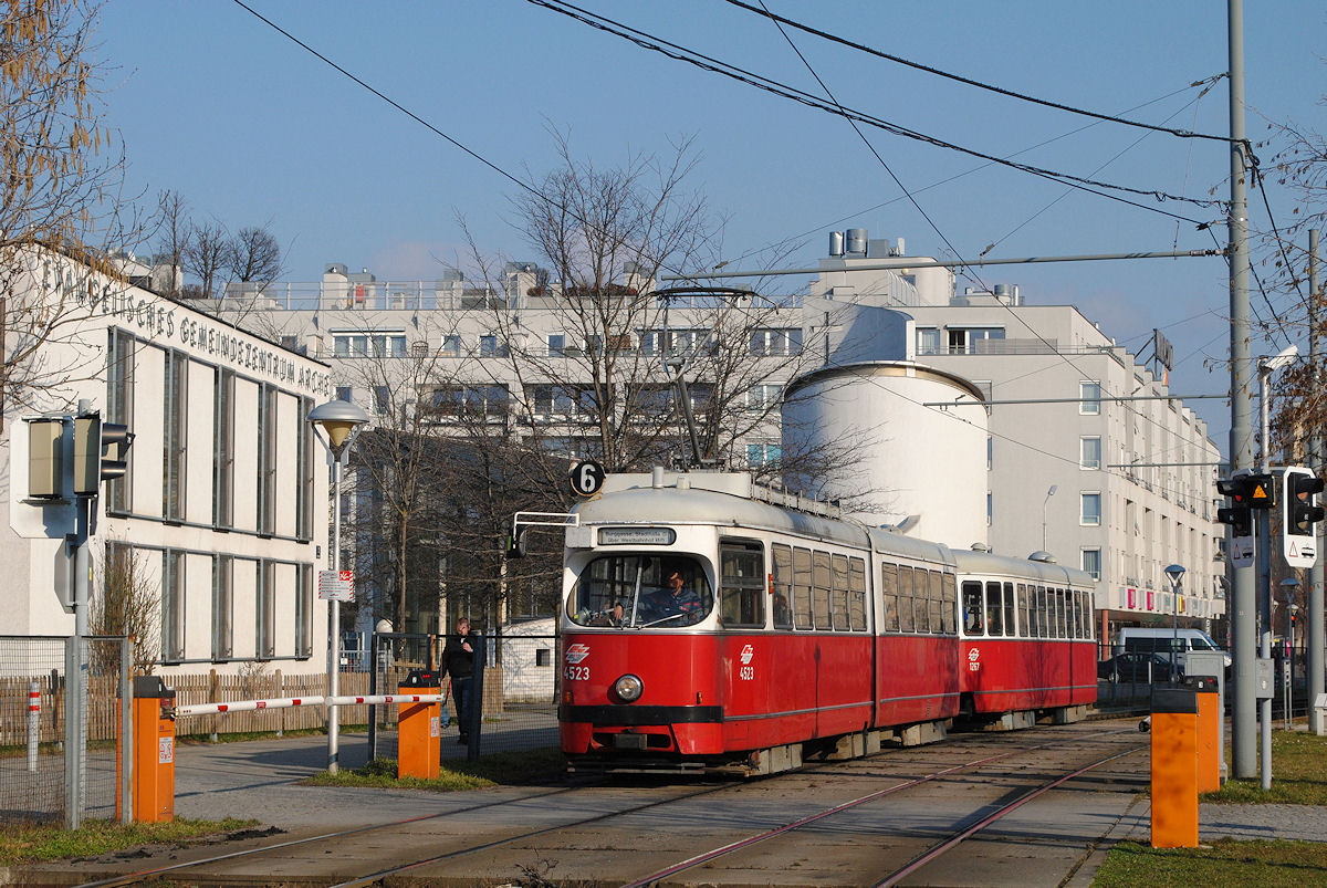 E1 4523 + c3 1249 überqueren in der Lichnovskygasse den einzigen (Straßen-)Bahnübergang der Wiener Linien, der mittels Schrankenanlage gesichert ist. (27.02.2015)