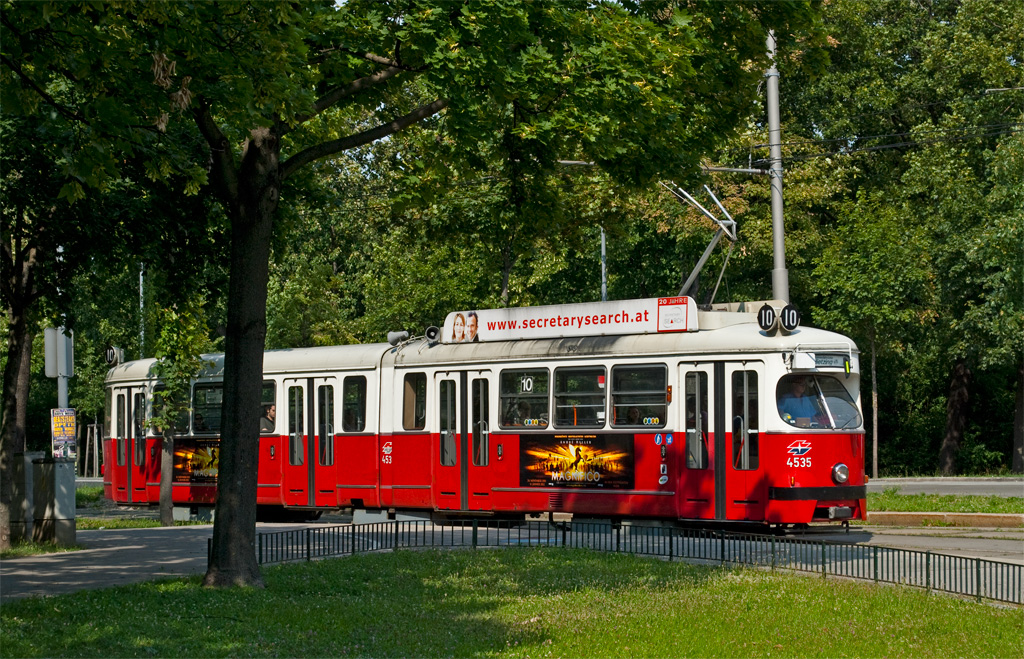 E1 4535 als Linie 10 beim Schloß Schönbrunn, 30.06.2011