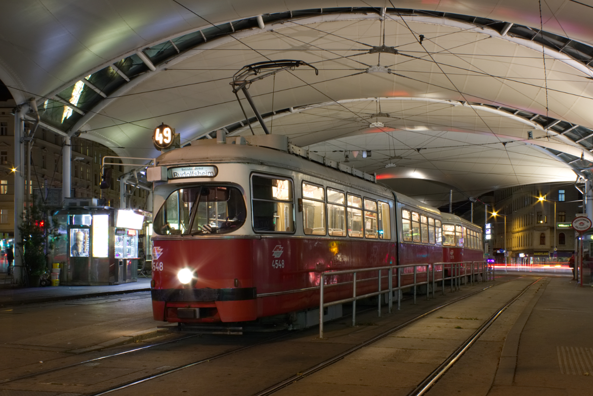 E1 4548 mit c4 1370 auf der Linie 49 am Urban-Loritz-Platz, 28.10.2017