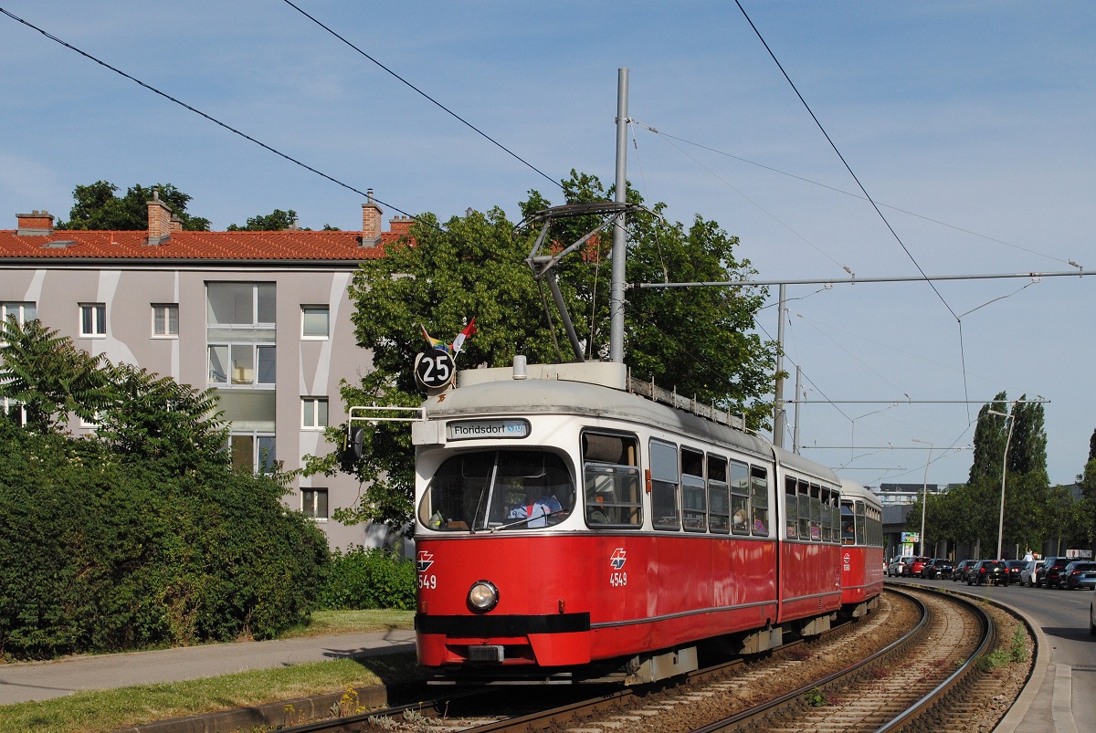 E1 4549 + c4 1360 in der Langobardenstraße kurz vor der Haltestelle Hardeggasse. (15.06.2021)