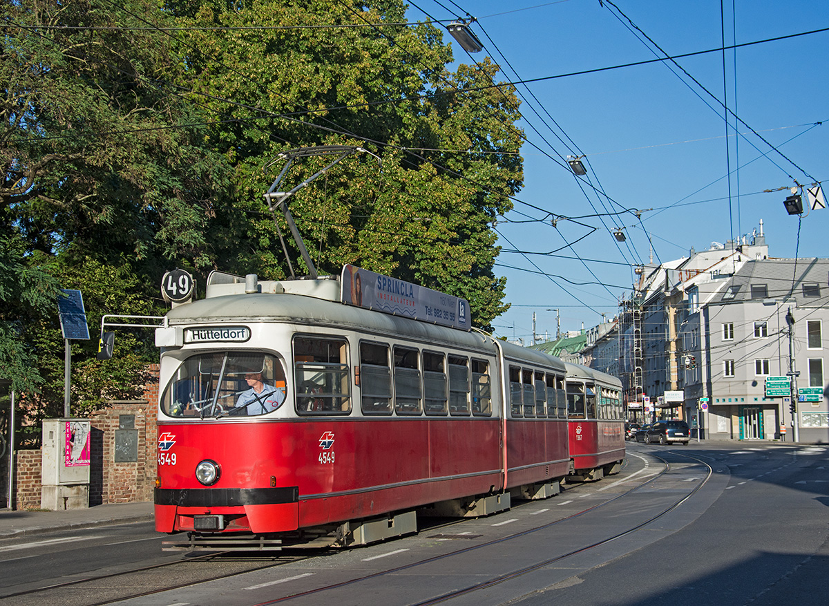 E1 4549 + c4 1367 als Linie 49 in der Linzer Straße kurz vor der Endstation Hütteldorf Bujattigasse am 29.07.2016. 