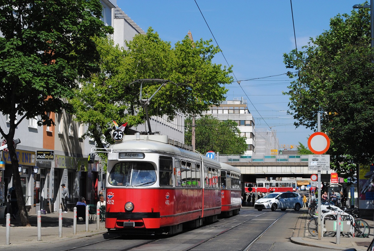 E1 4552 + c4 1336 als Linie 25 in der Schloßhoferstraße. (15.06.2021)