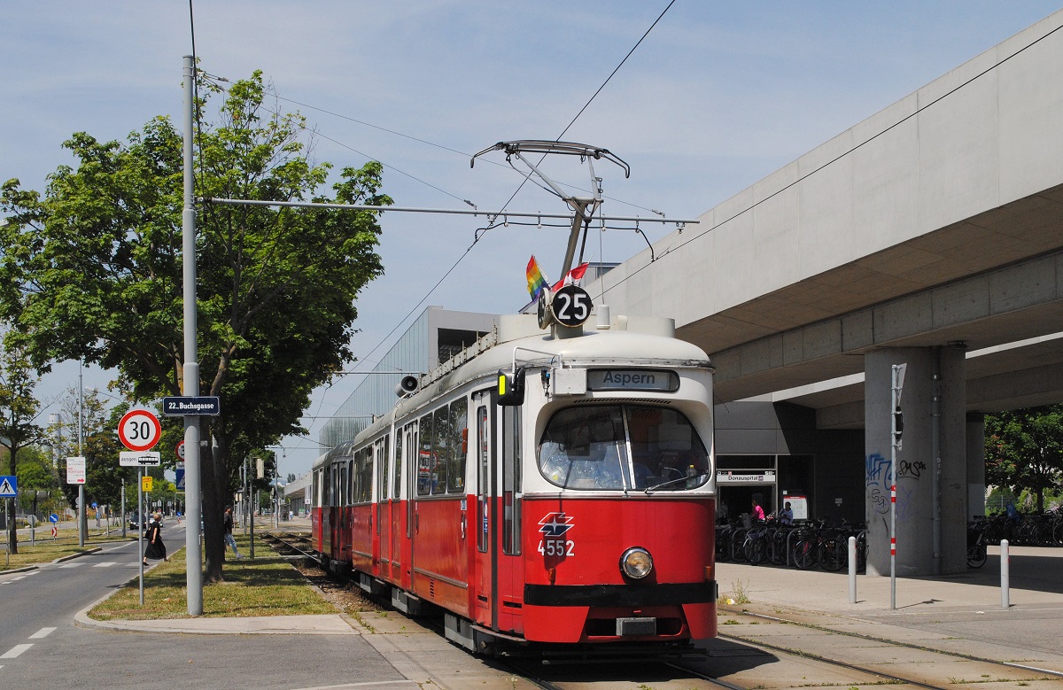 E1 4552 + c4 1336, Langobardenstraße/ Buchsgasse, im Hintergrund die Station Donauspital der U-Bahnlinie U2. (15.06.2021)