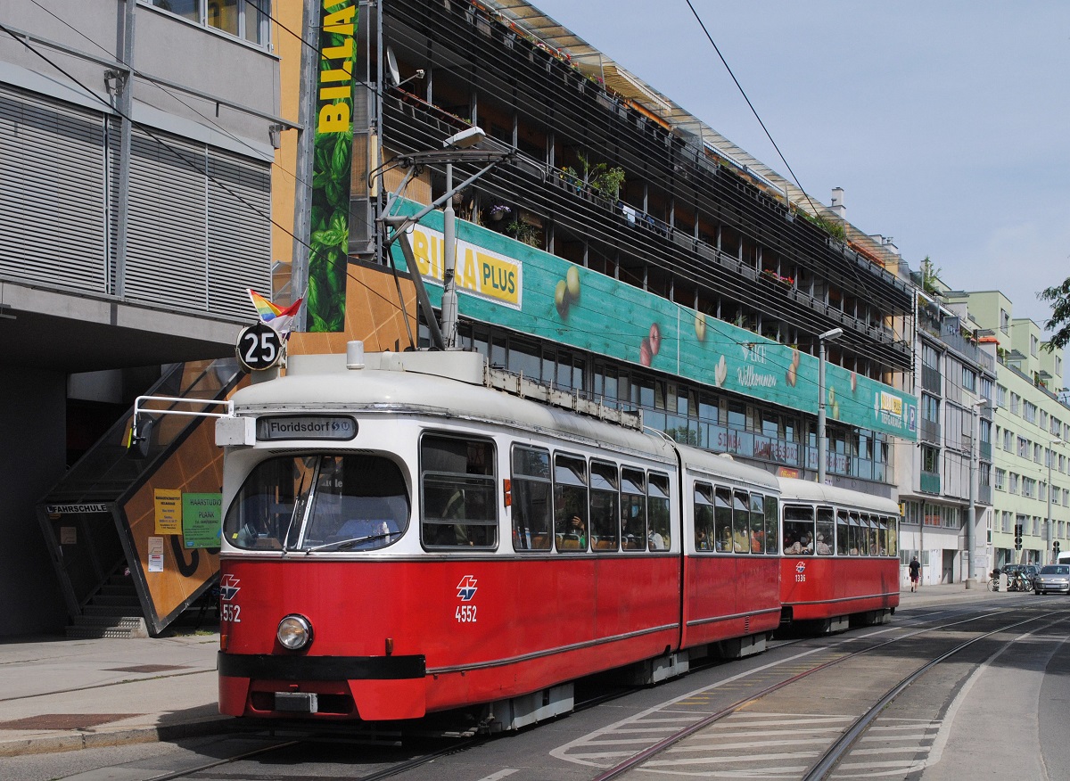 E1 4552 + c4 1336 in der Donaufelderstraße an der Haltestelle Carminweg. (15.06.2021)