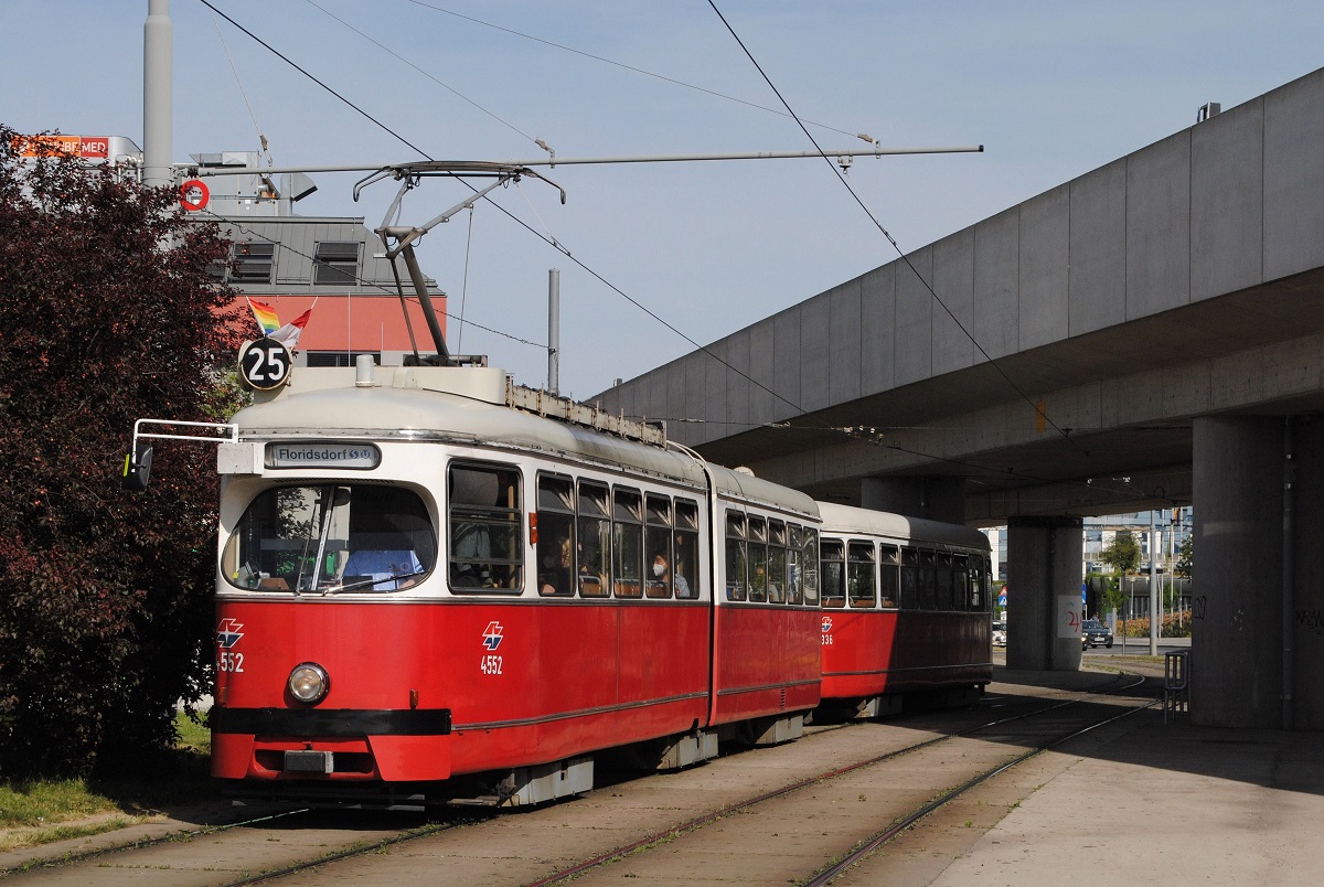 E1 4552 + c4 1336 haben soeben die unter der U-Bahntrasse liegende Gleiskreuzung verlassen und machen sich nun auf die Reise nach Floridsdorf. (15.06.2021)