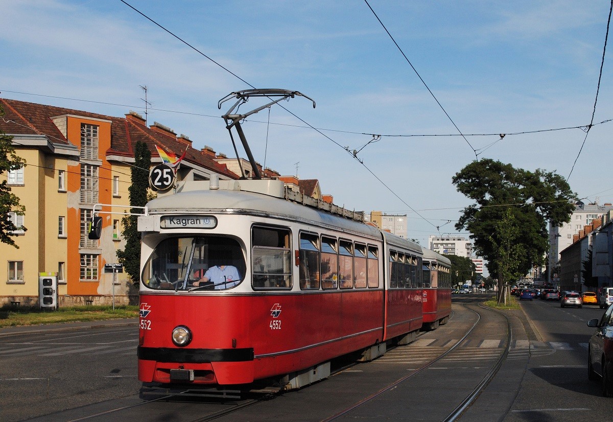 E1 4552 + c4 1336 überqueren in der Erzherzog Karl Straße die Kreuzung Donaustadtstraße. (15.06.2021)