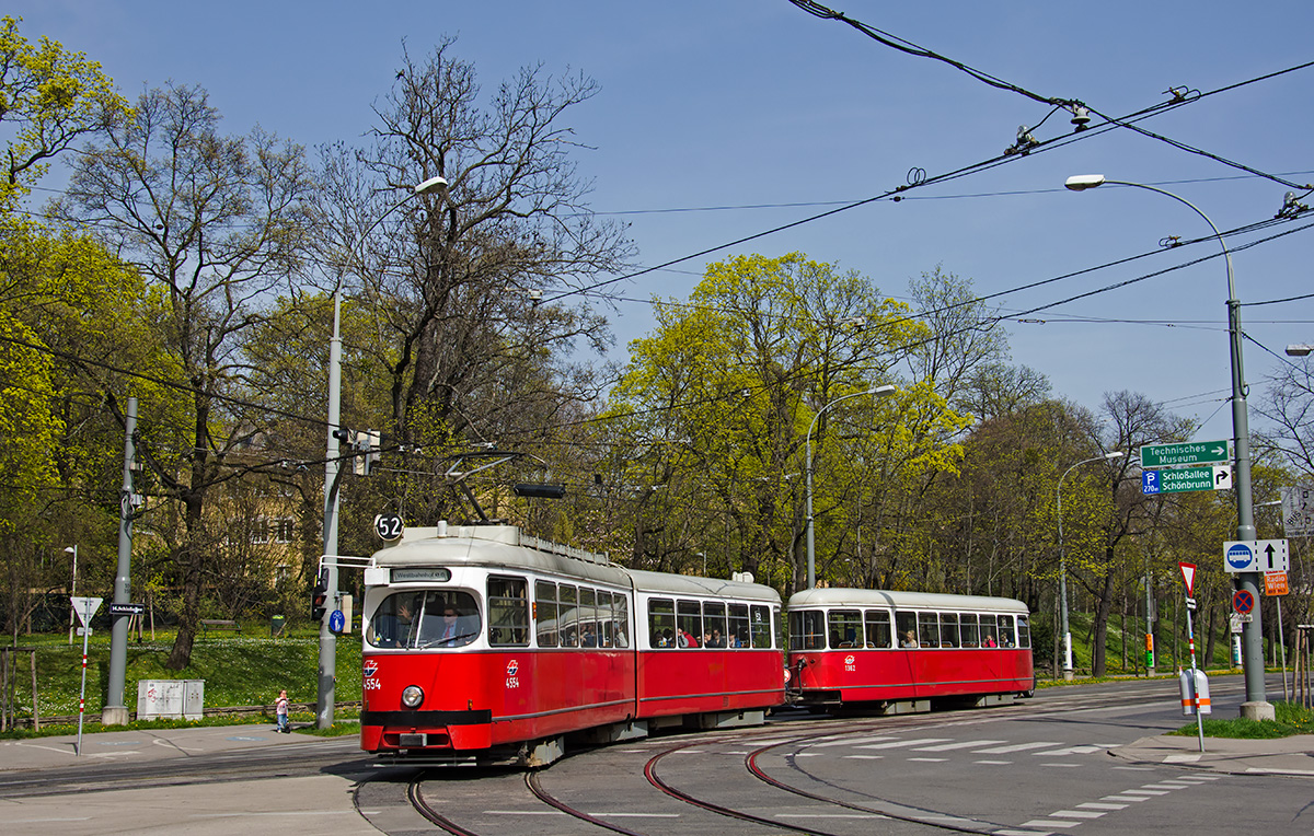 E1 4554 + c4 1362 als Linie 52 am Weg zum Westbahnhof an der Kreuzung Schloßallee Mariahilfer Straße in schönsten Frühlingssonne mit passenden Farben für diese schöne Jahreszeit, 04.04.2016. 