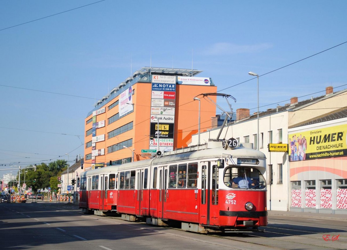 E1 4752+c4 1313 in der Wagramerstrae beim Kagraner Platz.(16.08.2013)
