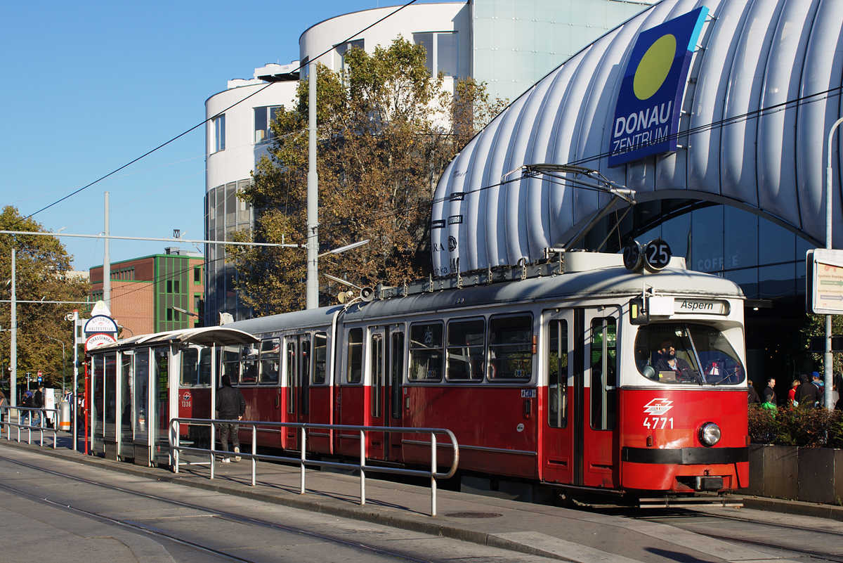 E1 4771 mit c4 1336 auf der Linie 25 in der Haltestelle  Kagran U, 22.10.2016