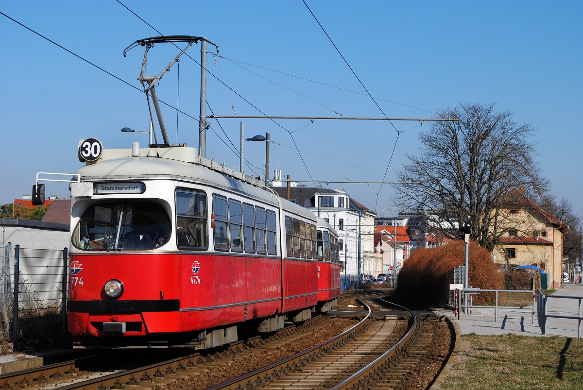 E1 4774 + c4 1363 kurz hinter der Endstelle Stammersdorf auf der Fahrt nach Floridsdorf. Rechts erkennt man das Empfangsgebäude der 1988 aufgelassenen Lokalbahn Stammersdorf - Auersthal - Groß Schweinbarth. (01.03.2022)