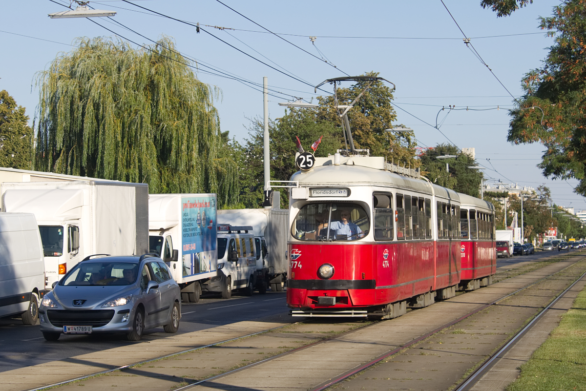 E1 4774 mit c4 1310 auf der Linie 25 in der Erzherzog-Karl-Straße, 23.08.2017