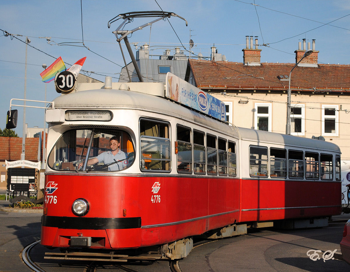 E1 4776 der Verstärkungslinie 30 verläßt die Endstelle Stammersdorf. (21.05.2014)