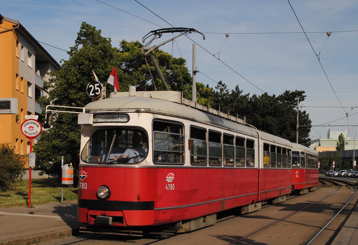 E1 4780 + c4 1356 als Linie 25 in der Haltestelle Hardeggasse. (15.06.2021)