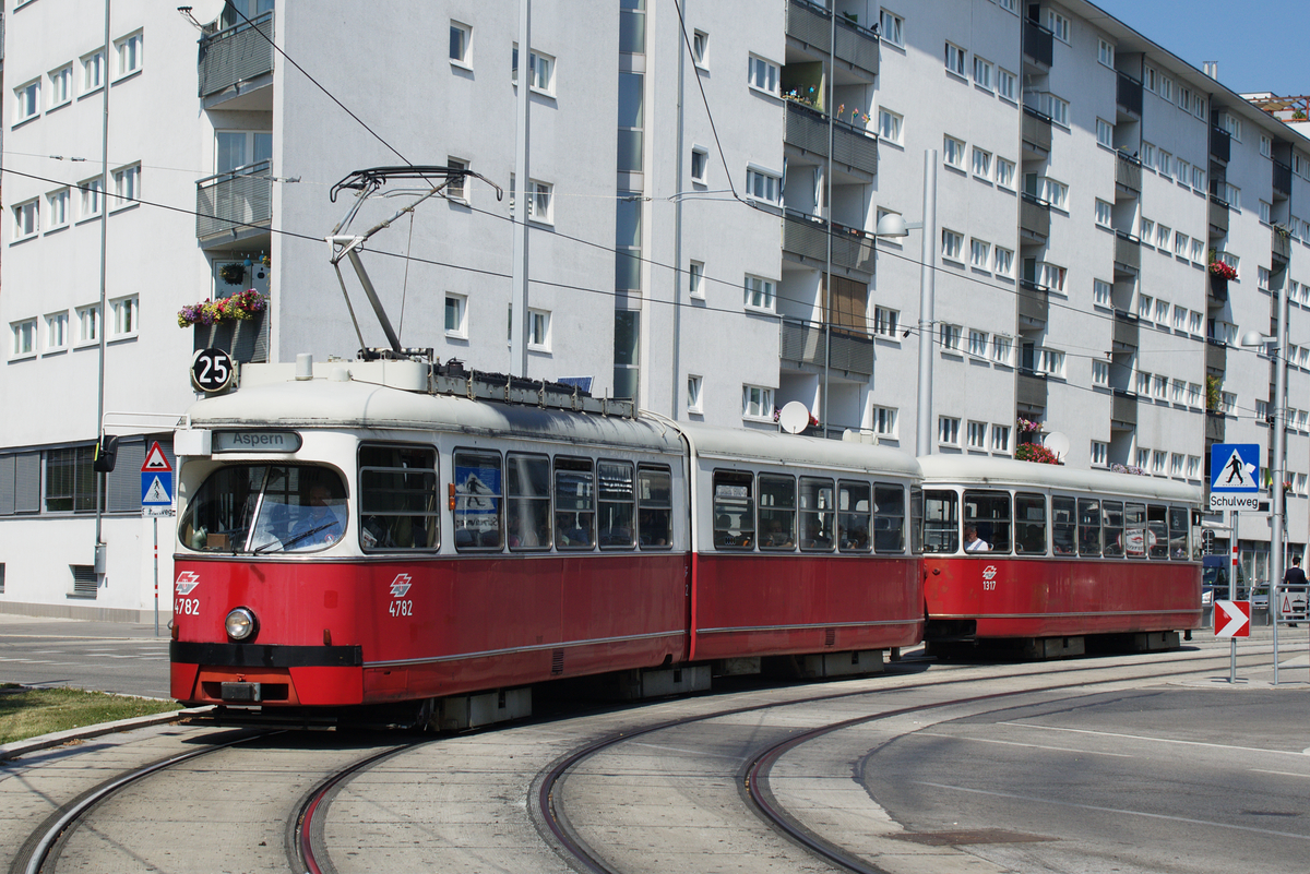 E1 4782 mit c4 1317 auf der Linie 25 beim Einbiegen in die Prandaugasse, 18.08.2016