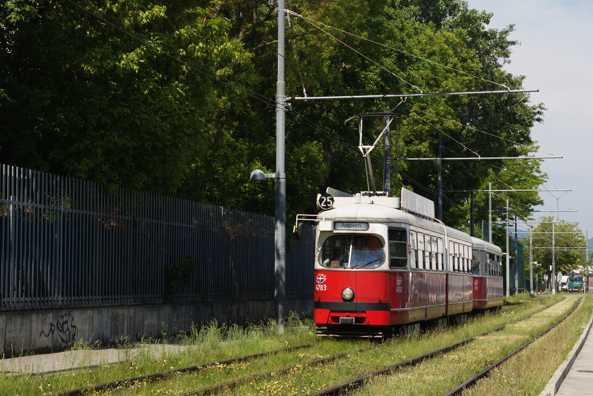 E1 4783 und c4 1301 auf der Linie 25 in der Prandaugasse, 23.05.2016