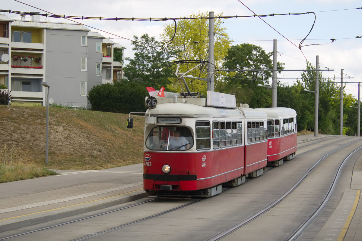 E1 4783 mit c4 1309 auf der Linie 26 kurz vor der Endhaltestelle Hausfeldstraße U, 26.06.2017