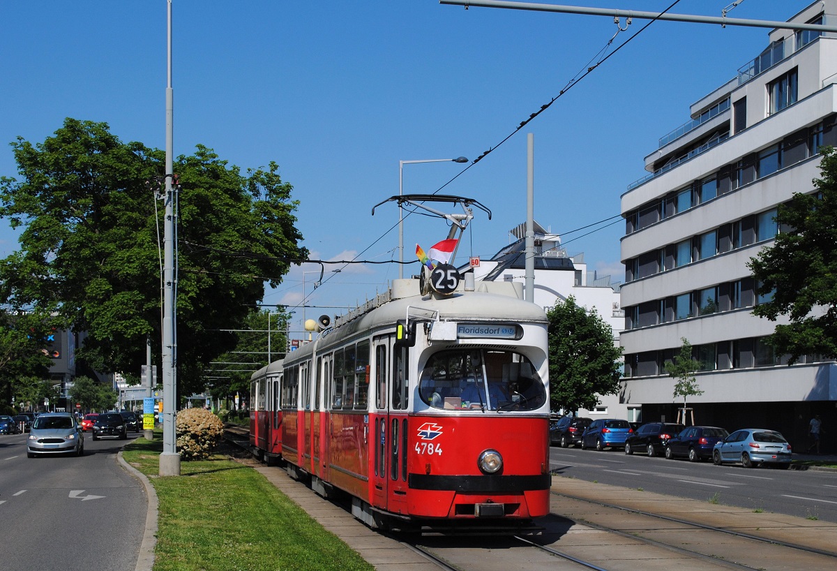 E1 4784 + c4 1323 in der Wagramer Straße kurz vor der Haltestelle Kagraner Brücke. (04.06.2021)