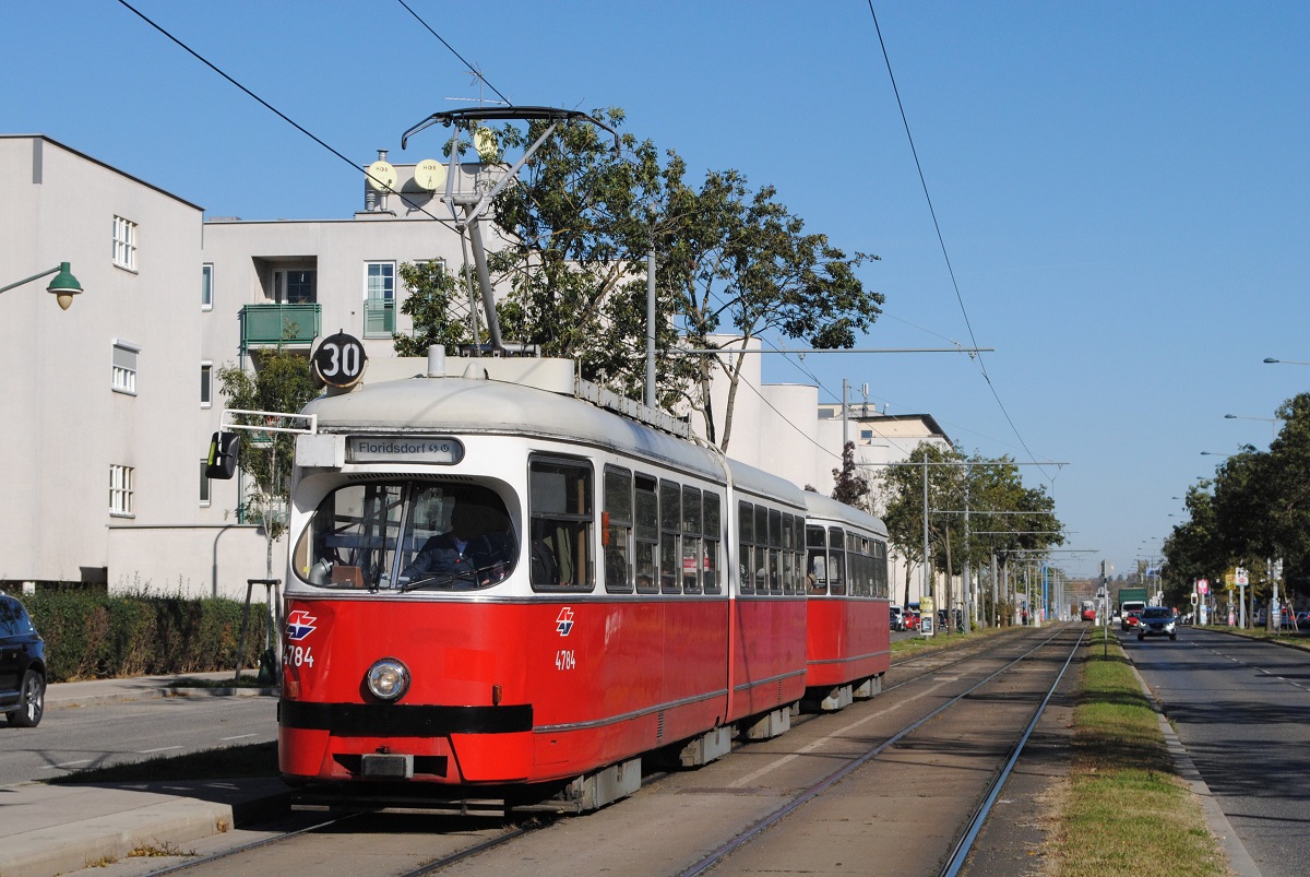 E1 4784 + c4 1328 als Linie 30 bei der Einfahrt in die Haltestelle Empergergasse. (25.10.2021)