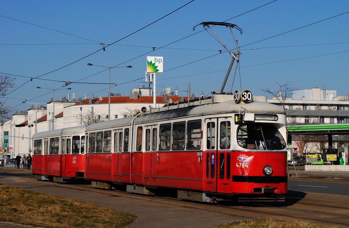 E1 4784 + c4 1354, Brünner Straße/ Hst. Hanreitergasse. (01.03.2022)