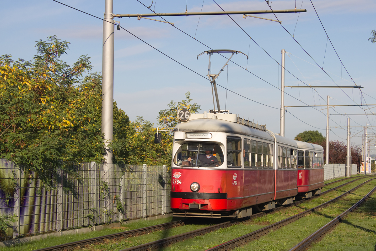 E1 4784 und c4 1337 gleiten auf der Linie 26 das Rasengleis entlang der Oberfeldgasse entlang, 18.09.2017