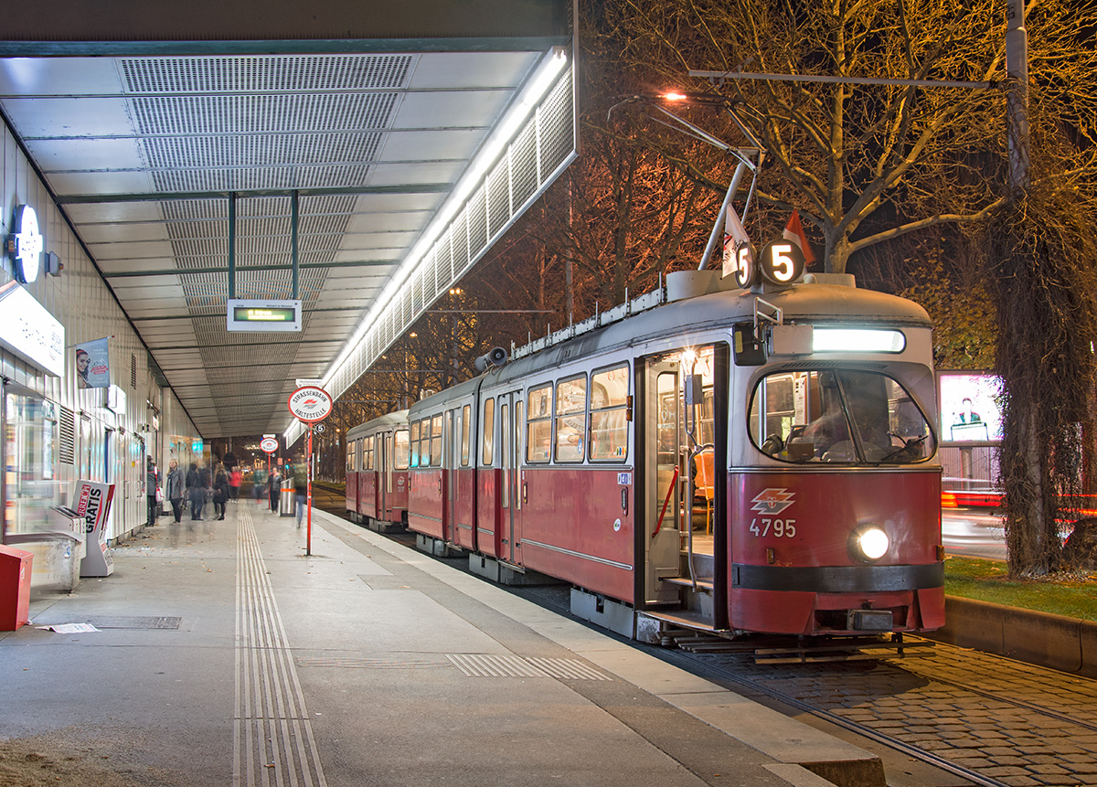 E1 4795 + c4 1317 als Linie 5 am Westbahnhof, 22.11.2016. 