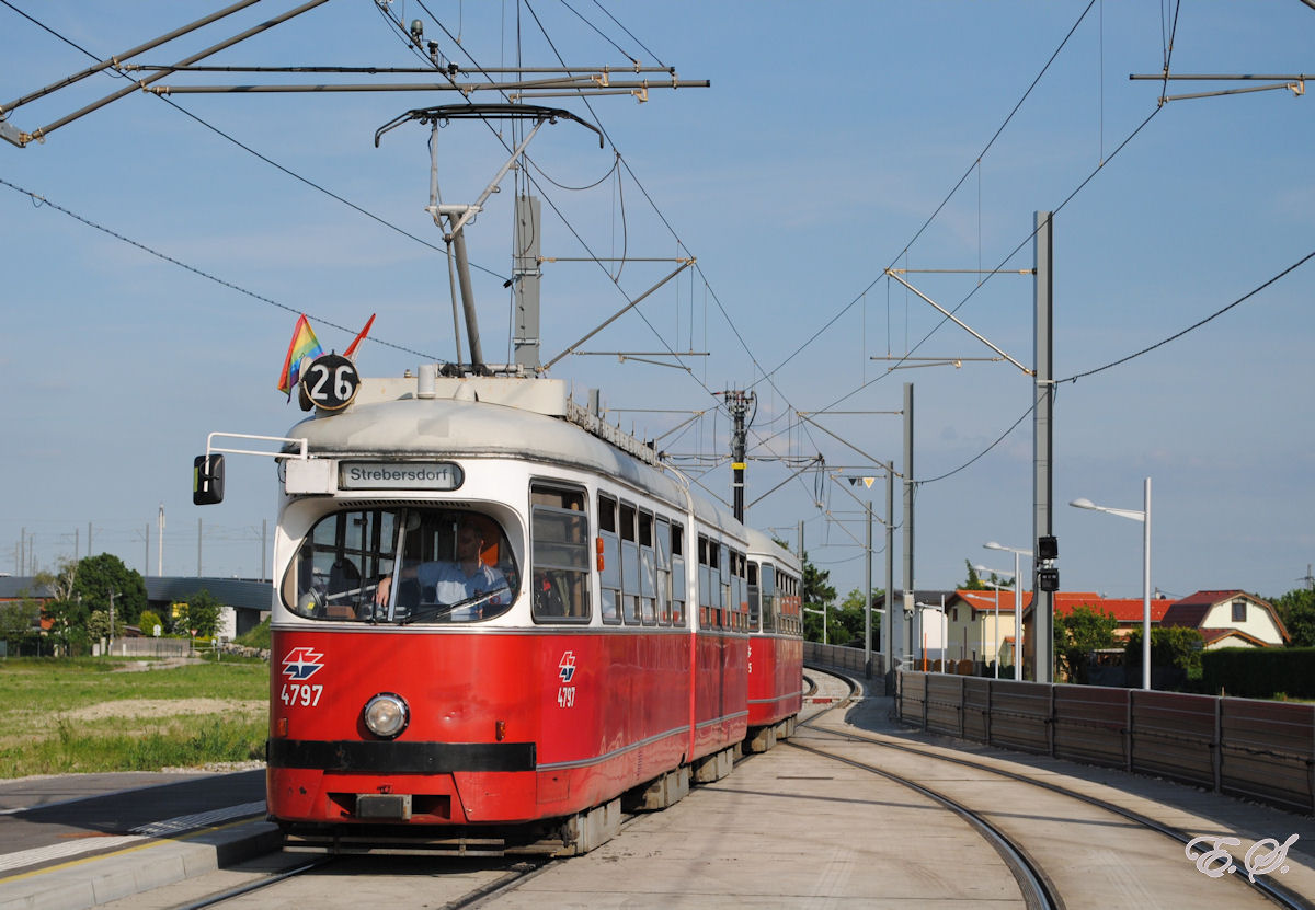 E1 4797 + c4 1315 bei der Einfahrt in die Haltestelle Forstergasse. Im Hintergrund sieht man die Auskreuzung der beiden Streckengleise, da die in Hochlage befindliche Haltestelle Gewerbepark Stadlau einen Inselbahnsteig besitzt und daher im Linksverkehr angefahren werden muß.(21.05.2014)