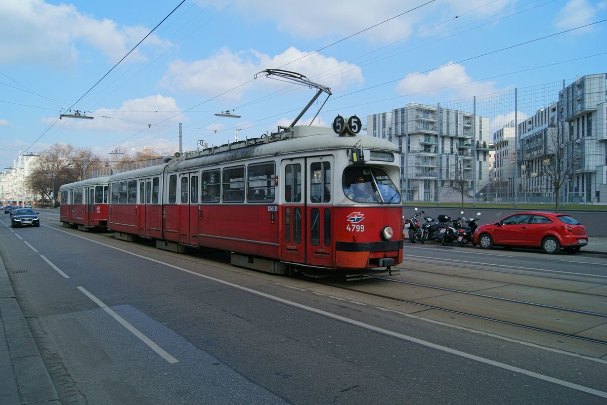 E1 4799 war am 08.03.2017 zusammen mit c4 1305 als Linie 5 vom Praterstern zum Westbahnhof unterwegs. Hier befindet sich der Zug in der Spitalgasse im IX. Wiener Gemeindebezirk.