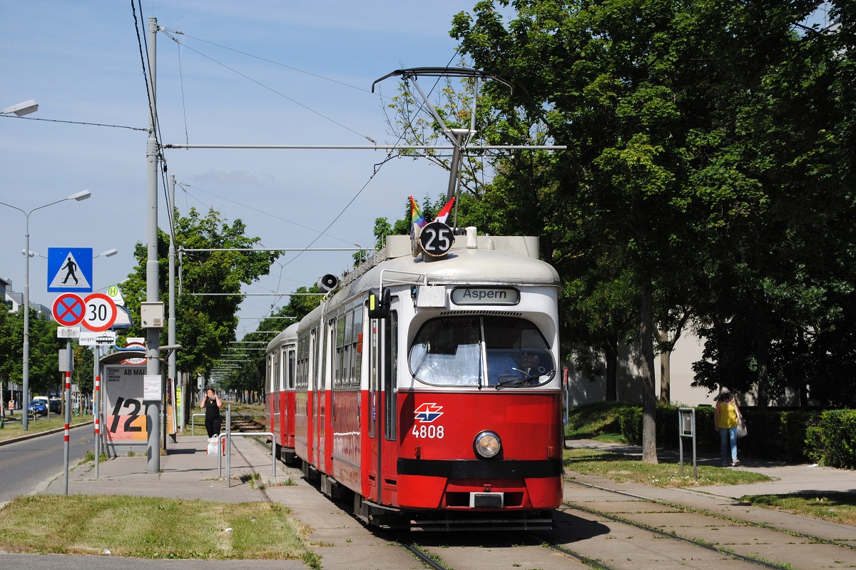 E1 4808 + c4 1357 in der Langobardenstraße bei der Ausfahrt aus der Haltestelle Trondheimgasse. (15.06.2021)